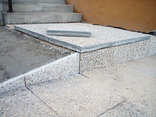 Ferde felhajtó kialakítása betonágyra fektetett burkolókövekkel