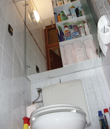 Praktikus tárolók a lakásban ezermester 2009/12 Fürdőszoba szekrény wc fölé
