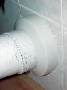 A WC elfolyó bekötése is javítható egy felvágott műanyag gallérral