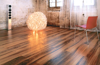 A fény irányába lerakott kontrasztos padlólapok optikailag korrigálják a szoba méreteit