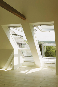 A tetőerkélyt mellé épített és kiegészítő ablakkal is összeépített tetőablakkal ajánlott kombinálni