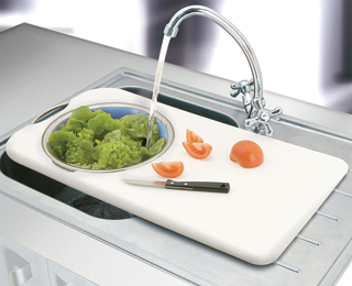 A mosogatógép a használt edények tárolására is használható a következő mosogatásig, így a konyhában mindig rend lehet. Főzés közben a mosogatótál folyamatos mosogatás nélkül is használható másra. Néhány kivételtől eltekintve a mosogatógépeknek van öblítő programja, amivel elkerülhető, hogy a sokáig várakozó edényekre ételmaradék száradjon